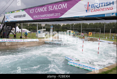 Lea Valley, London, UK. 15. Sep, 2015. ICF Canoe Slalom World Championship. Eröffnungsfeier. Gesamtansicht der Kanu-Slalom-Parcours. Bildnachweis: Aktion Plus Sport/Alamy Live-Nachrichten Stockfoto