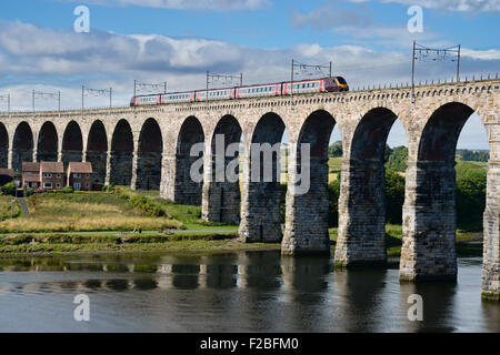 Die Royal-Grenzbrücke trägt überqueren den Fluss Tweed in Berwick nach Tweed, diese Brücke Ostküste-Hauptbahnhof Stockfoto