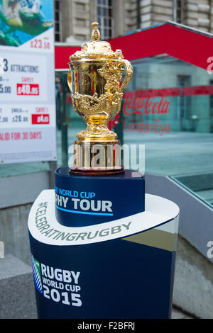 London, UK. 15. September 2015. Der Start der Rugby-Weltmeisterschaft 2015 als Veranstaltung übernimmt das Coca-Cola London Eye, einem der bekanntesten Wahrzeichen der Hauptstadt, für die Dauer des Turniers sechs Wochen in England und Cardiff zwischen dem 18. September und Oktober 31 gehostet. 20 Teams kämpfen um den begehrten Webb Ellis Cup zu gewinnen, der auf eine Trophy Tour in Großbritannien 100 Tagen seit. Bildnachweis: Elsie Kibue / Alamy Live News Stockfoto