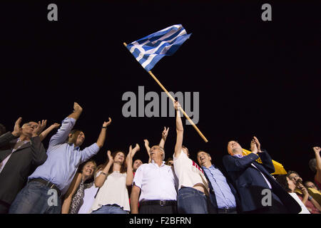 Athen, Griechenland. 15. Sep, 2015. Kandidaten Runing mit beliebten Einheit Welle an Unterstützer während die Hauptkundgebung vor den Wahlen. Beliebte Einheit wurde von SYRIZA MPs gegründet, die sich links die Partei, die Rettungsaktion Alexis Tsipras unterzeichnet mit den Gläubigern des Landes beschäftigen. Bildnachweis: Nikolas Georgiou/ZUMA Draht/Alamy Live-Nachrichten Stockfoto