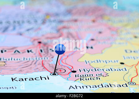 Karachi, fixiert auf einer Karte von Asien Stockfoto