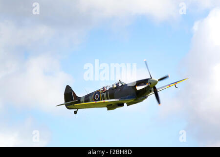 Goodwood, UK. 15. September 2015, den 75. Jahrestag der Luftschlacht um England.  Eine geschätzte 40 Spitfires und Hurricanes und die nur flugfähige Bristol Blenheim bei Goodwood Aerodrome, West Sussex, im Rahmen einer historischen Überflug über England heute abgebildet. Die Veranstaltung bringt mehr Flugzeuge der Luftschlacht um England als zu irgendeinem Zeitpunkt seit Weltkrieg zwei. Bildnachweis: Oliver Dixon/Alamy Live-Nachrichten Stockfoto