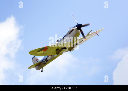 Goodwood, UK. 15. September 2015, den 75. Jahrestag der Luftschlacht um England.  Eine geschätzte 40 Spitfires und Hurricanes und die nur flugfähige Bristol Blenheim bei Goodwood Aerodrome, West Sussex, im Rahmen einer historischen Überflug über England heute abgebildet. Die Veranstaltung bringt mehr Flugzeuge der Luftschlacht um England als zu irgendeinem Zeitpunkt seit Weltkrieg zwei. Bildnachweis: Oliver Dixon/Alamy Live-Nachrichten Stockfoto