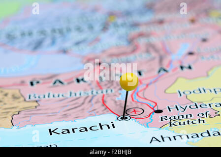 Karachi, fixiert auf einer Karte von Asien Stockfoto