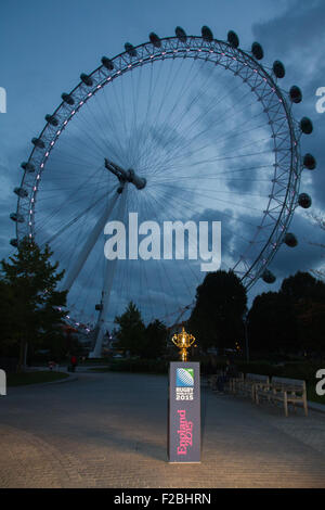 London, UK. 15. September 2015. Der Start der Rugby-Weltmeisterschaft 2015 als Veranstaltung übernimmt das Coca-Cola London Eye, einem der bekanntesten Wahrzeichen der Hauptstadt, für die Dauer des Turniers sechs Wochen in England und Cardiff zwischen dem 18. September und Oktober 31 gehostet. 20 Teams kämpfen um den begehrten Webb Ellis Cup zu gewinnen, der auf eine Trophy Tour in Großbritannien 100 Tagen seit. Bildnachweis: Elsie Kibue / Alamy Live News Stockfoto