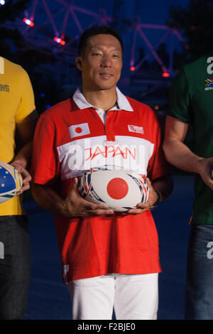 London, UK. 15. September 2015. Masaaki Sakata (Japan) beim Start der Rugby-Weltmeisterschaft 2015 als Veranstaltung übernimmt das Coca-Cola London Eye. Das sechswöchige Turnier mit 20 Mannschaften, die den begehrten Webb Ellis Cup zu gewinnen, der auf eine Trophy Tour in Großbritannien 100 Tagen seit in England und Cardiff zwischen 18 September und dem 31. Oktober gehostet. Bildnachweis: Elsie Kibue / Alamy Live News Stockfoto