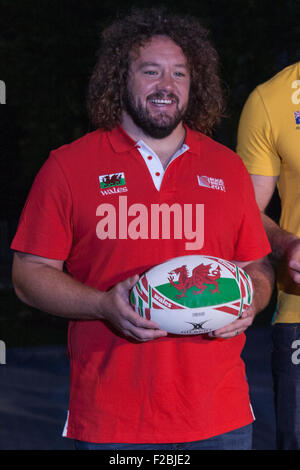 London, UK. 15. September 2015. Adam Jones (Wales) beim Start der Rugby-Weltmeisterschaft 2015 als Veranstaltung übernimmt das Coca-Cola London Eye. Das sechswöchige Turnier mit 20 Mannschaften, die den begehrten Webb Ellis Cup zu gewinnen, der auf eine Trophy Tour in Großbritannien 100 Tagen seit in England und Cardiff zwischen 18 September und dem 31. Oktober gehostet. Bildnachweis: Elsie Kibue / Alamy Live News Stockfoto