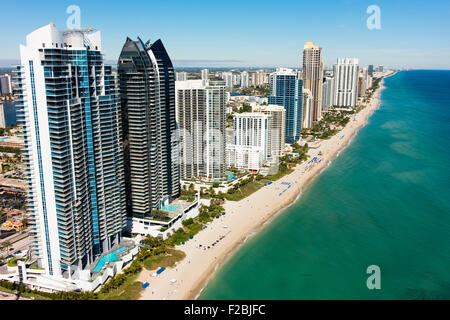 Stadt von Sunny Isles Beach und Apartment-Hochhäuser. Stockfoto