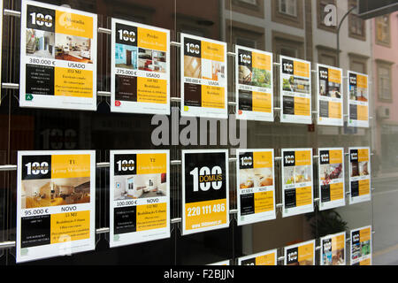 Fenster des Immobilien-Büro in Porto. Stockfoto