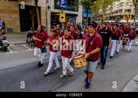 Katalanisch-Wochenende, Barcelona, Katalonien, Spanien - Feierlichkeiten mit einer Fiesta in der Rambla del Poblenou, Barcelona Stockfoto