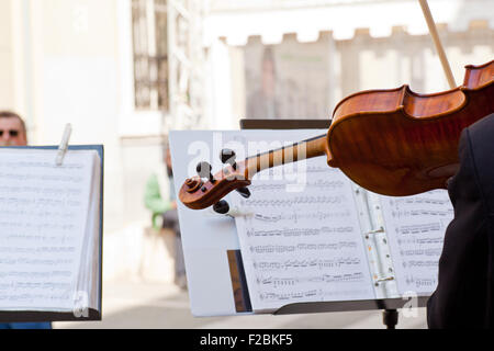 Konzert in der Straße von Geiger, Triest Stockfoto