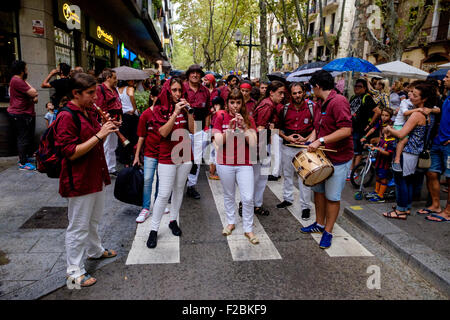 Katalanisch-Wochenende, Barcelona, Katalonien, Spanien - Feierlichkeiten mit einer Fiesta in der Rambla del Poblenou, Barcelona Stockfoto