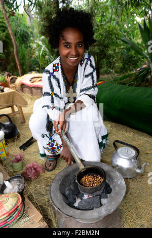 Eine junge äthiopische Frau Kaffeezubereitung Stockfoto