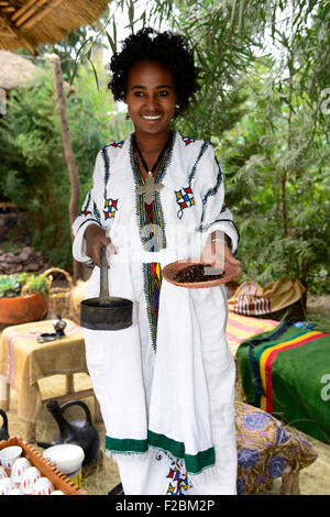 Eine junge äthiopische Frau Kaffeezubereitung Stockfoto