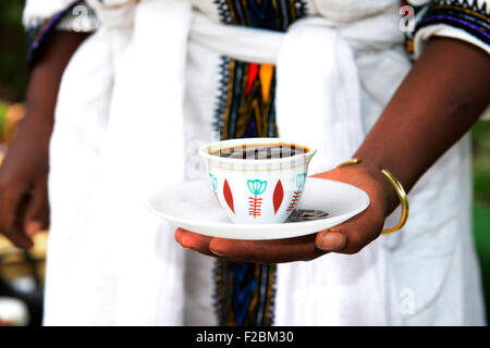 Eine junge äthiopische Frau Kaffeezubereitung Stockfoto