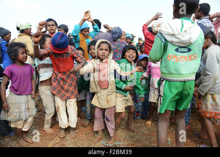 Madagassische Kinder tanzen zu traditioneller Musik während der Zeremonie der Famadihana (Drehen der Knochen) im zentralen Madagaskar. Stockfoto