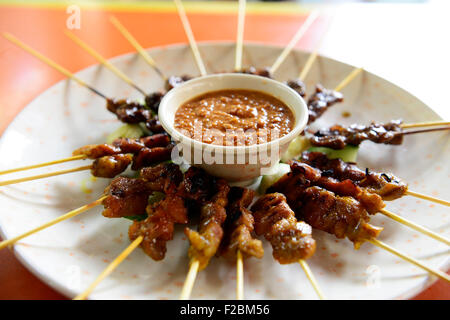 Chicken Satay serviert mit Erdnuss-Sauce. Stockfoto