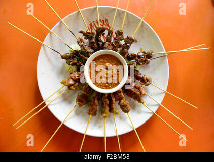Chicken Satay serviert mit Erdnuss-Sauce. Stockfoto