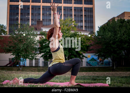 Attraktive junge Frau praktizieren Yoga im park Stockfoto