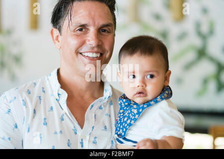 Multi ethnischen Familie der kaukasischen Vater und hispanische Sohn Stockfoto