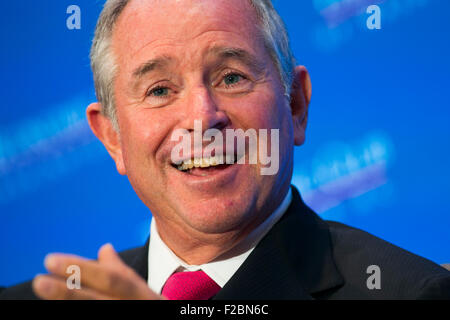 Washington DC, USA. 15. Sep, 2015. Stephen Schwarzman, Chairman und CEO von private Equity Firma The Blackstone Group, spricht während einer wirtschaftlichen Club of Washington-Veranstaltung in der Innenstadt von Washington, D.C., am 15. September 2015. Bildnachweis: Kristoffer Tripplaar/Alamy Live-Nachrichten Stockfoto