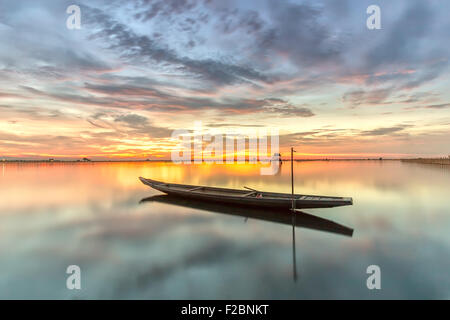 Das Boot alleine in der Dämmerung begann bis Sonnenuntergang Stockfoto