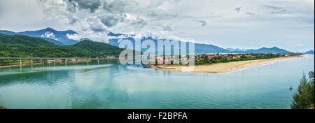 Lang Co Bay Panoramablick vom Hai-Van-Pass Stockfoto