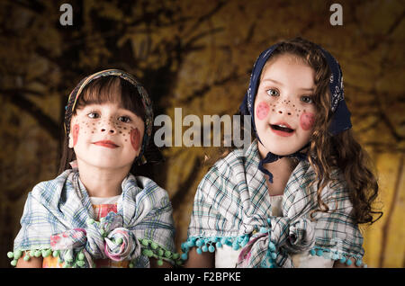 Niedliche kleine Mädchen gekleidet wie ein traditionelles Osterfest Hexen Stockfoto