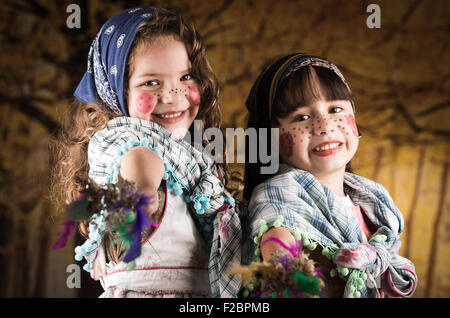 Niedliche kleine Mädchen gekleidet wie ein traditionelles Osterfest Hexen Stockfoto