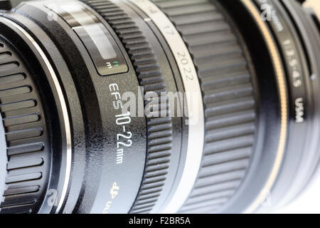 Nahaufnahme Blick entlang der fotografischen Canon Objektiv 10-22 mm mit dem Namen des Objektivs an der Seite des Objektivtubus und schwarzem Gummigriff. Stockfoto