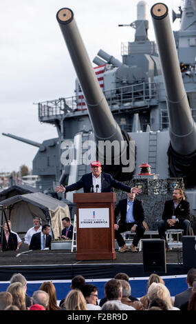 San Pedro, Kalifornien, USA. 15. Sep, 2015. DONALD TRUMP spricht bei einem Veteranen für ein starkes Amerika-Event an Bord der USS Iowa Liegeplatz im Hafen von Los Angeles. Bildnachweis: Brian Cahn/ZUMA Draht/Alamy Live-Nachrichten Stockfoto