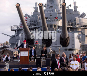 San Pedro, Kalifornien, USA. 15. Sep, 2015. DONALD TRUMP spricht bei einem Veteranen für ein starkes Amerika-Event an Bord der USS Iowa Liegeplatz im Hafen von Los Angeles. Bildnachweis: Brian Cahn/ZUMA Draht/Alamy Live-Nachrichten Stockfoto