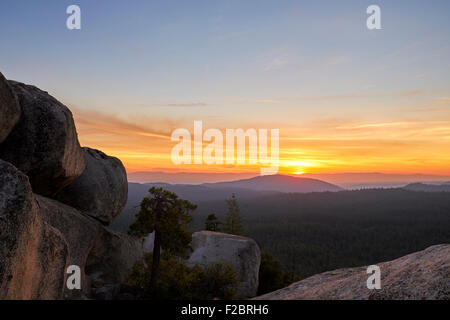 Landschaft bei Sonnenuntergang in den Sierra Nevada Bergen Nordkaliforniens. Stockfoto