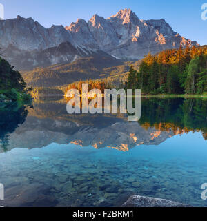 Fantastischen Sonnenuntergang am Berg See Eibsee, befindet sich in Bayern, Deutschland. Dramatische ungewöhnliche Szene. Alpen, Europa. Stockfoto