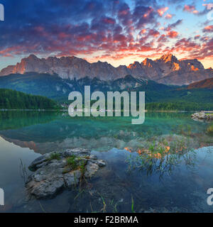Fantastischen Sonnenuntergang am Berg See Eibsee, befindet sich in Bayern, Deutschland. Dramatische ungewöhnliche Szene. Alpen, Europa. Stockfoto