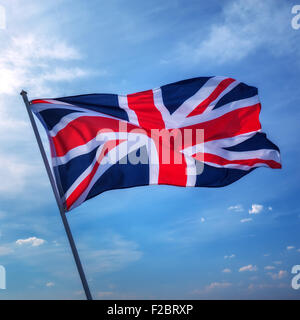 britische Flagge am Himmelshintergrund Stockfoto