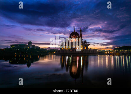 Putrajaya Moschee bei Sonnenaufgang Stockfoto