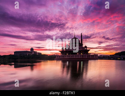 Putrajaya Moschee bei Sonnenaufgang Stockfoto