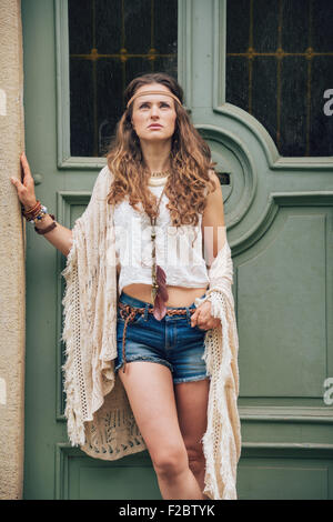Porträt der jungen Frau Boho Kleidung stehen im freien gegen Holztür in Altstadt Stockfoto