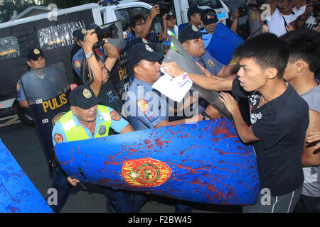 Manila, Philippinen. 16. Sep, 2015. Aktivisten und Polizisten kollidieren während ein Blitz Protestkundgebung vor der US-Botschaft in Manila, Philippinen, 16. September 2015. Ein Protest fand hier am Mittwoch zu Ende, die verbesserte Verteidigung Zusammenarbeit Vereinbarung (Wi) zwischen den Philippinen und den USA Kredit fordern: Rouelle Umali/Xinhua/Alamy Live News Stockfoto