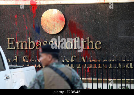 Manila, Philippinen. 16. Sep, 2015. Ein Polizist steht Wache vor der verunstaltete US-Botschaft-Dichtung nach einem Blitzschlag Protestkundgebung in Manila, Philippinen, 16. September 2015. Ein Protest fand hier am Mittwoch zu Ende, die verbesserte Verteidigung Zusammenarbeit Vereinbarung (Wi) zwischen den Philippinen und den USA Kredit fordern: Rouelle Umali/Xinhua/Alamy Live News Stockfoto