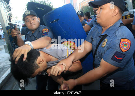 Manila, Philippinen. 16. Sep, 2015. Polizisten verhaften Aktivist während ein Blitz Protestkundgebung vor der US-Botschaft in Manila, Philippinen, 16. September 2015. Ein Protest fand hier am Mittwoch zu Ende, die verbesserte Verteidigung Zusammenarbeit Vereinbarung (Wi) zwischen den Philippinen und den USA Kredit fordern: Rouelle Umali/Xinhua/Alamy Live News Stockfoto