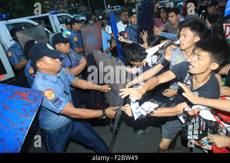 Manila, Philippinen. 16. Sep, 2015. Aktivisten und Polizisten kollidieren während ein Blitz Protestkundgebung vor der US-Botschaft in Manila, Philippinen, 16. September 2015. Ein Protest fand hier am Mittwoch zu Ende, die verbesserte Verteidigung Zusammenarbeit Vereinbarung (Wi) zwischen den Philippinen und den USA Kredit fordern: Rouelle Umali/Xinhua/Alamy Live News Stockfoto