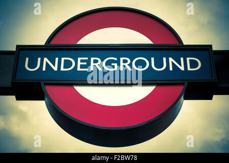 LONDON - APRIL 10: Transport for London mit dem unterirdischen Logo durch Transportsysteme in London am 10. April 2015 in Lond Stockfoto