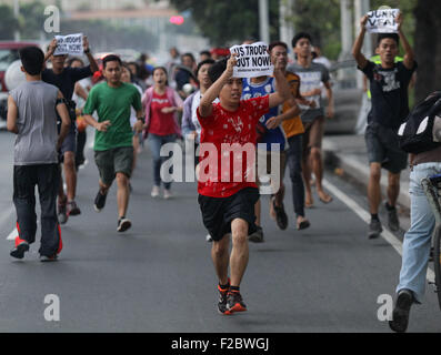 Manila, Philippinen. 16. Sep, 2015. Philippinische Studenten während einer Demonstration gegen die US-Botschaft ausgeführt. Die Demonstranten sagte, dass sie gegen die anhaltende Präsenz amerikanischer Truppen im Land sind. Bildnachweis: Julien Lopez/Pacific Press/Alamy Live-Nachrichten Stockfoto