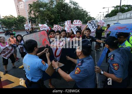 Manila, Philippinen. 16. Sep, 2015. Eine Auseinandersetzungen zwischen den Studenten und der Polizei bei der US-Botschaft während einer Demonstration. Die Demonstranten sagte, dass sie gegen die anhaltende Präsenz amerikanischer Truppen im Land sind. Bildnachweis: Julien Lopez/Pacific Press/Alamy Live-Nachrichten Stockfoto