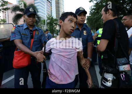 Manila, Philippinen. 16. Sep, 2015. Ein philippinischer Student wurde während einer Demonstration von der Polizei bei der amerikanischen Botschaft festgenommen. Die Demonstranten sagte, dass sie gegen die anhaltende Präsenz amerikanischer Truppen im Land sind. Bildnachweis: Julien Lopez/Pacific Press/Alamy Live-Nachrichten Stockfoto