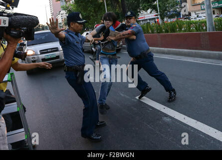 Manila, Philippinen. 16. Sep, 2015. Ein philippinischer Student wurde während einer Demonstration von der Polizei bei der amerikanischen Botschaft festgenommen. Die Demonstranten sagte, dass sie gegen die anhaltende Präsenz amerikanischer Truppen im Land sind. Bildnachweis: Julien Lopez/Pacific Press/Alamy Live-Nachrichten Stockfoto