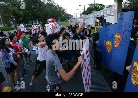 Manila, Philippinen. 16. Sep, 2015. Eine Auseinandersetzungen zwischen den Studenten und der Polizei bei der US-Botschaft während einer Demonstration. Die Demonstranten sagte, dass sie gegen die anhaltende Präsenz amerikanischer Truppen im Land sind. Bildnachweis: Julien Lopez/Pacific Press/Alamy Live-Nachrichten Stockfoto