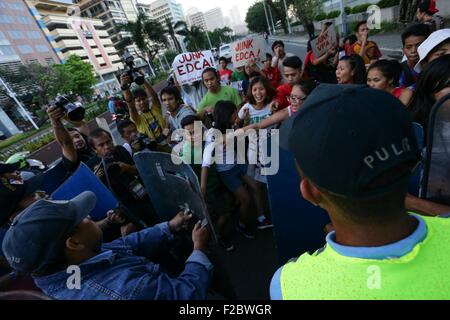 Manila, Philippinen. 16. Sep, 2015. Eine Auseinandersetzungen zwischen den Studenten und der Polizei bei der US-Botschaft während einer Demonstration in Manila. Die Demonstranten sagte, dass sie gegen die anhaltende Präsenz amerikanischer Truppen im Land sind. Bildnachweis: Julien Lopez/Pacific Press/Alamy Live-Nachrichten Stockfoto